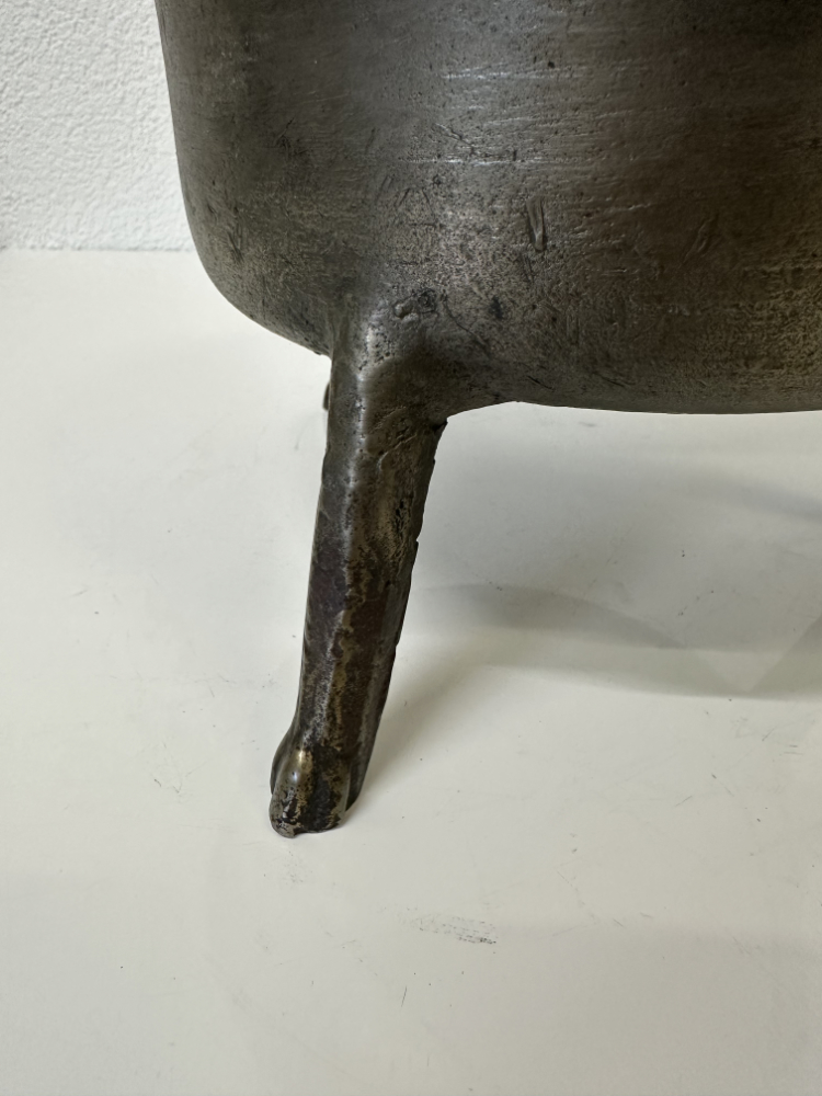 Antike rustikale Dreibeinpfanne aus Gusseisen mit Holzgriff – Bild 9