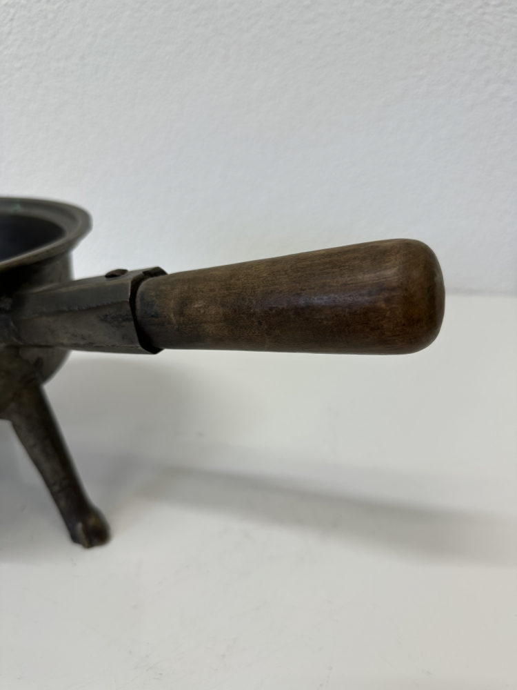 Antike rustikale Dreibeinpfanne aus Gusseisen mit Holzgriff – Bild 10