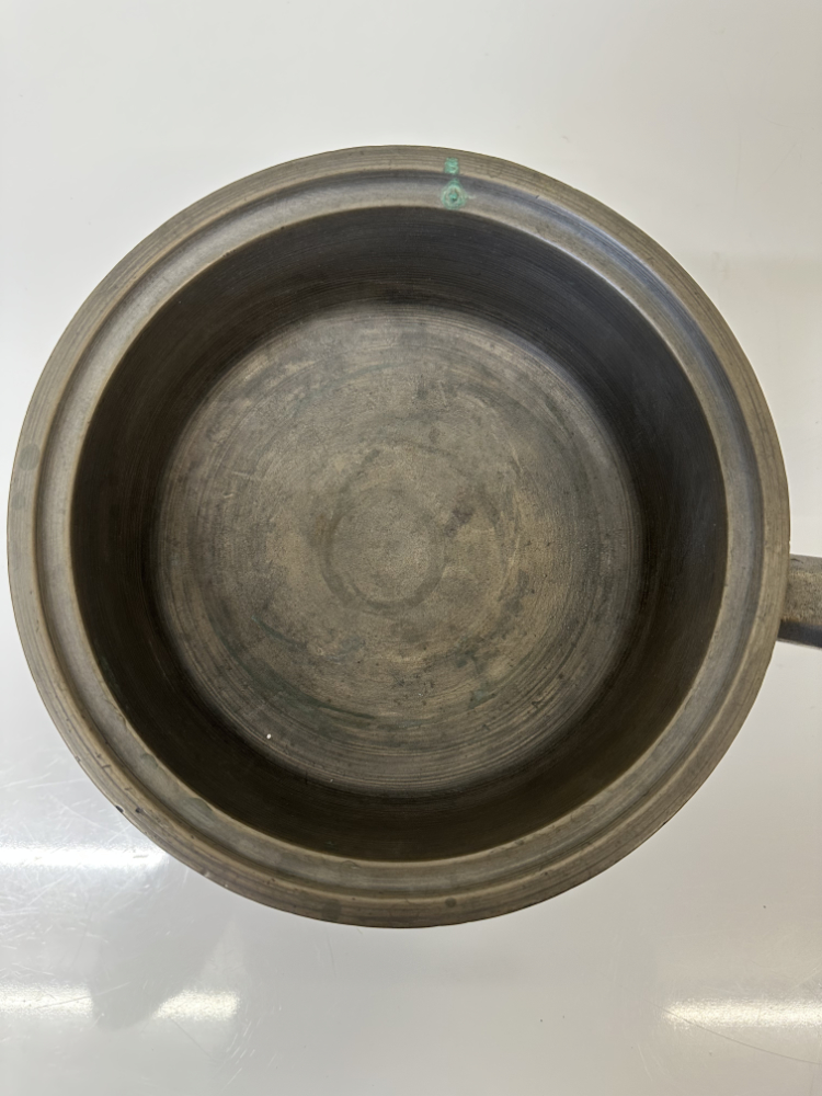 Antike rustikale Dreibeinpfanne aus Gusseisen mit Holzgriff – Bild 2