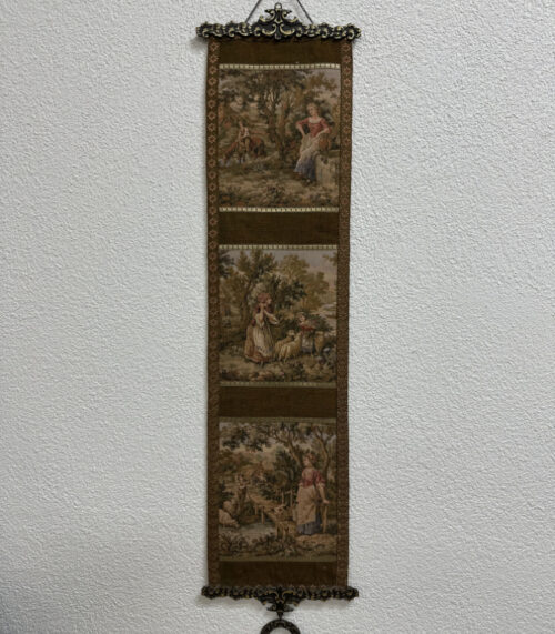 Antiker Wandteppich in Gobelin-Webtechnik mit Rokoko-Szenen und Metallaufhängung aus Luzern ca. Ende 19. Jahrhundert