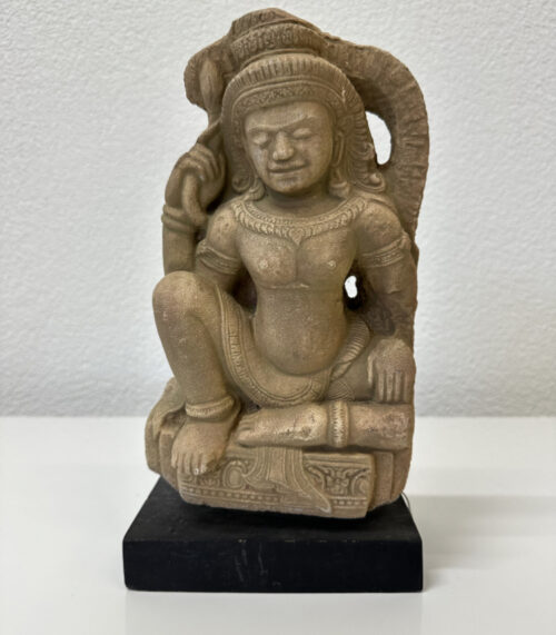 Asiatische Steinfigur mit sitzender Gottheit, Reliefskulptur auf Sockel