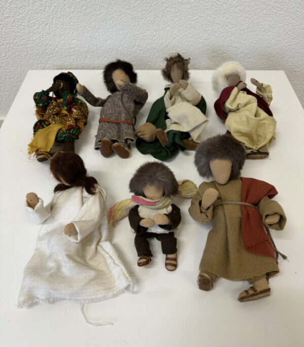 Handgefertigte Stoffpuppen nach Schwarzenberger Art, Waldorf-Stil Konvolut aus Naturmaterialien, ca. Mitte 20. Jahrhundert