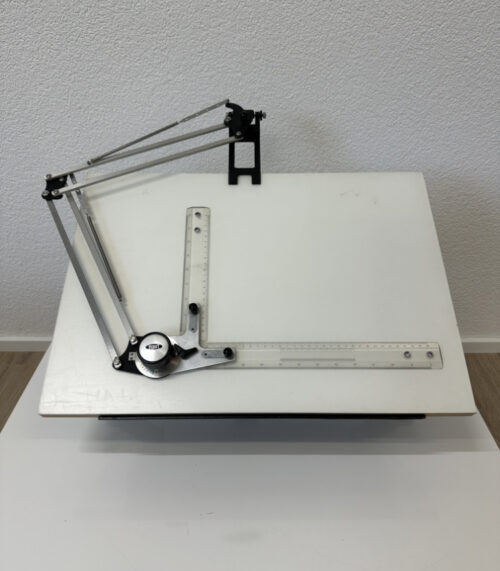 Architekten Zeichentisch mit verstellbarer Arbeitsfläche und Parallelzeichenmaschine