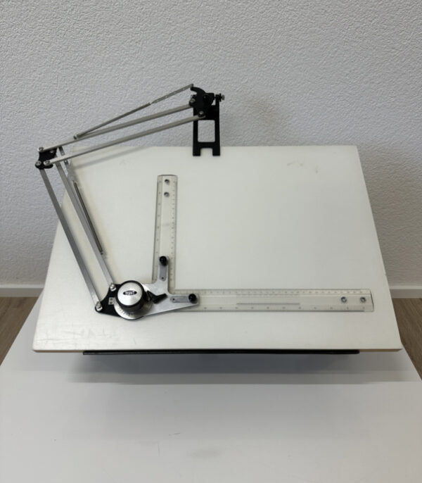 Architekten Zeichentisch mit verstellbarer Arbeitsfläche und Parallelzeichenmaschine