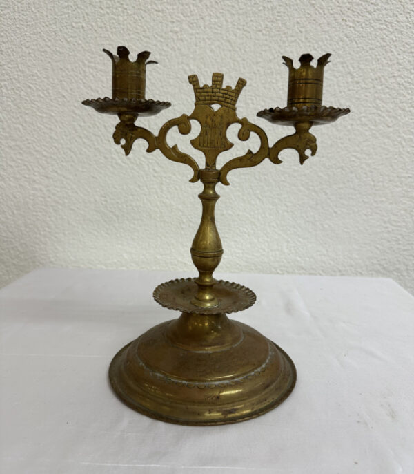 Antiker zweiflammiger Kerzenleuchter aus Messing mit Wappenmotiv