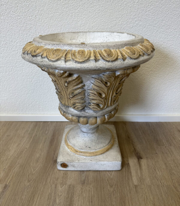 Klassischer Gartenpokal aus Stein mit Reliefdekor