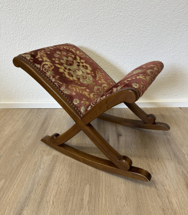 Vintage Fussschaukler aus Holz mit gemustertem Polster