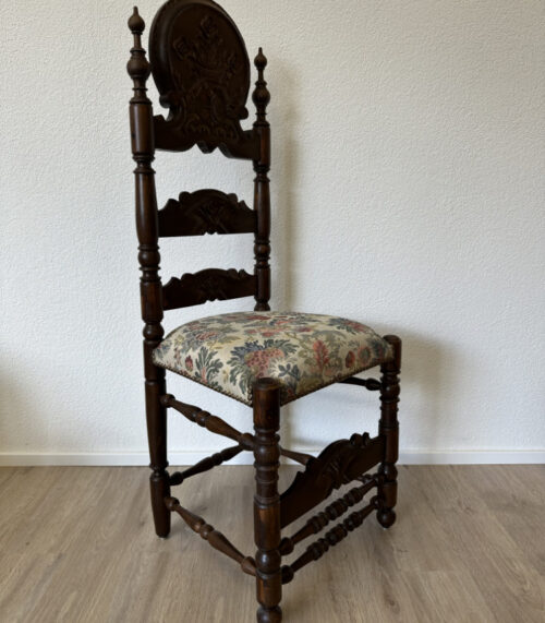 Antiker geschnitzter Holzstuhl mit Blumenrelief und Gobelin-Sitz, ca. Ende 19. Jh. bis frühes 20. Jh.