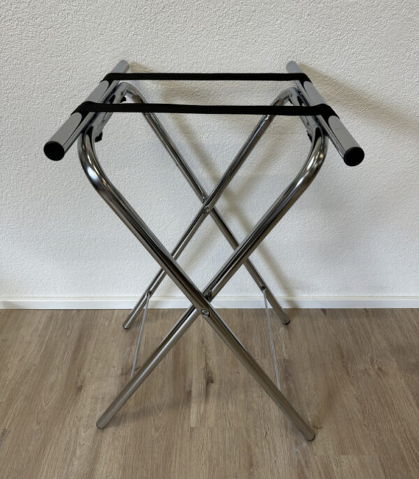 Klappbarer Kofferständer aus Chrom mit schwarzen Gurten