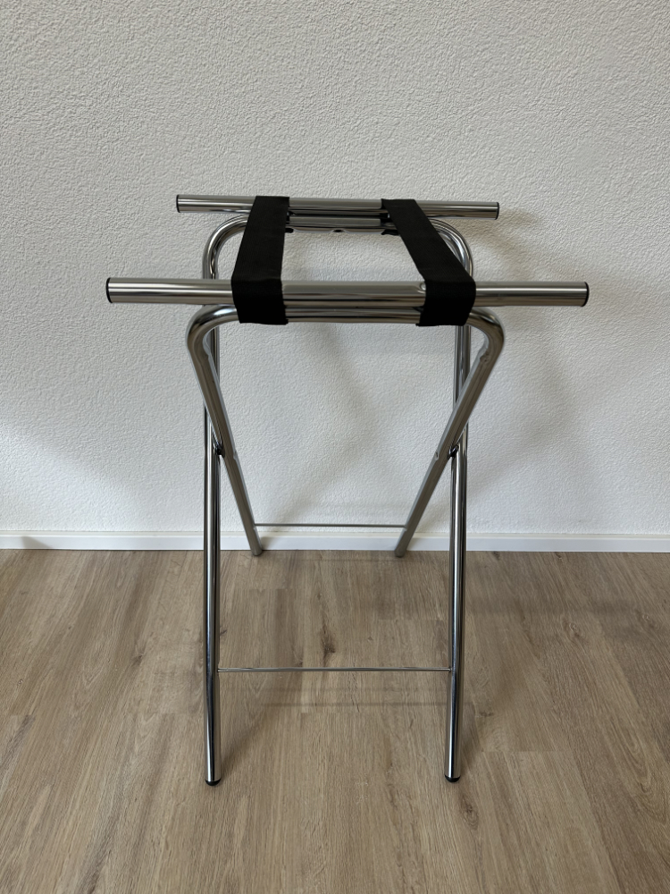 Klappbarer Kofferständer aus Chrom mit schwarzen Gurten – Bild 3