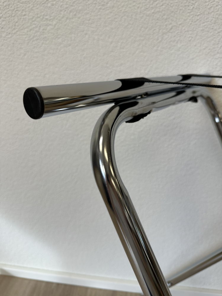 Klappbarer Kofferständer aus Chrom mit schwarzen Gurten – Bild 4