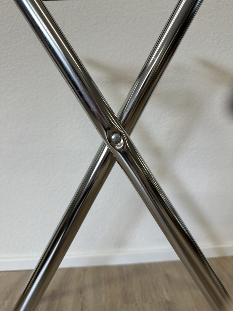 Klappbarer Kofferständer aus Chrom mit schwarzen Gurten – Bild 6