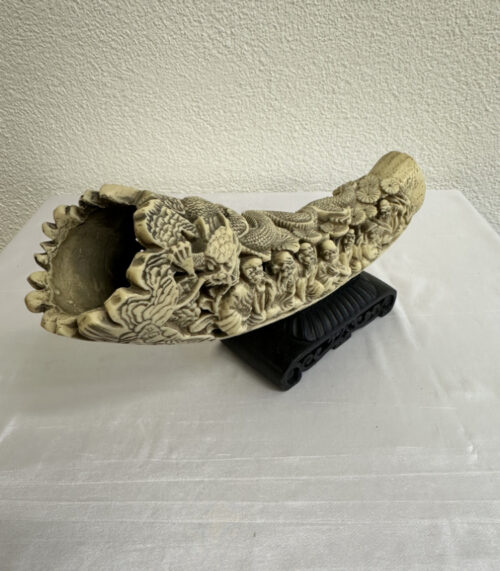 Kunstharz-Horn mit Darstellung der Acht Unsterblichen und Drachenmotiv