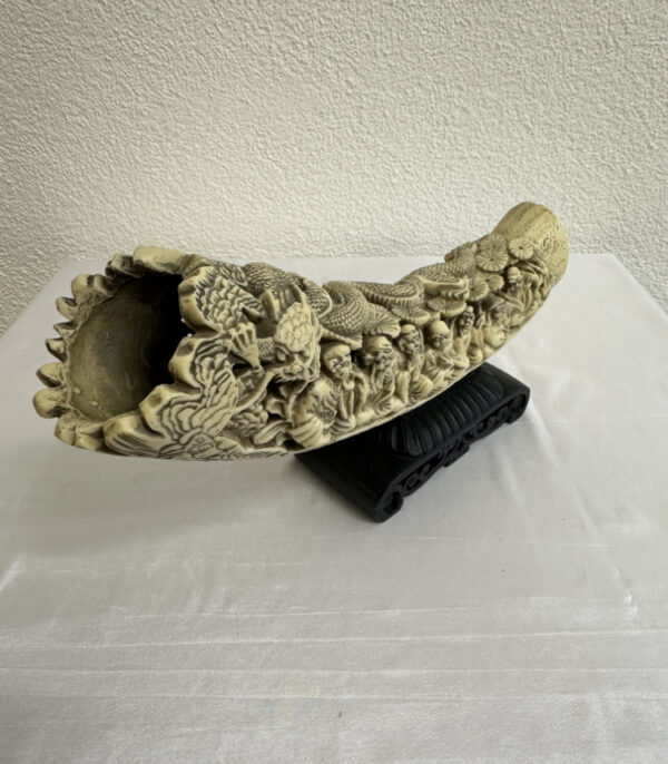 Kunstharz-Horn mit Darstellung der Acht Unsterblichen und Drachenmotiv