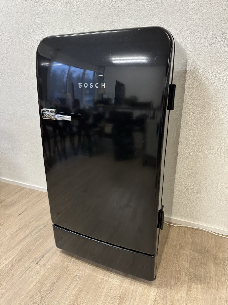 Retro Bosch Kühlschrank „Classic Edition“ in Schwarz