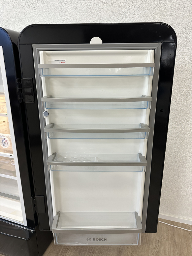 Retro Bosch Kühlschrank „Classic Edition“ in Schwarz – Bild 3