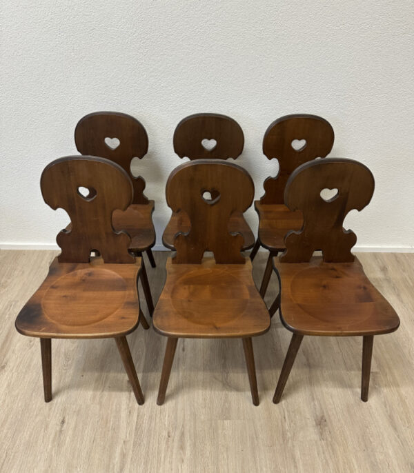 Rustikale Stabellenstühle aus Massivholz mit Herzlehne im 6er-Set