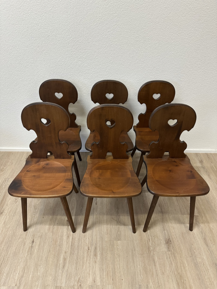 Rustikale Stabellenstühle aus Massivholz mit Herzlehne im 6er-Set