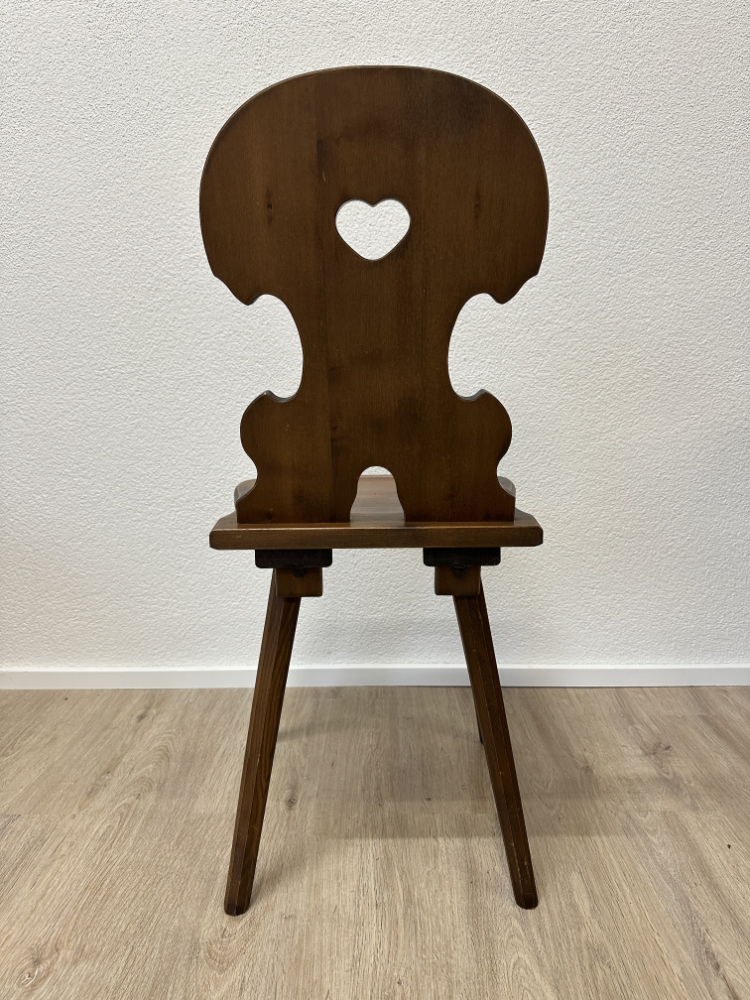 Rustikale Stabellenstühle aus Massivholz mit Herzlehne im 6er-Set – Bild 4