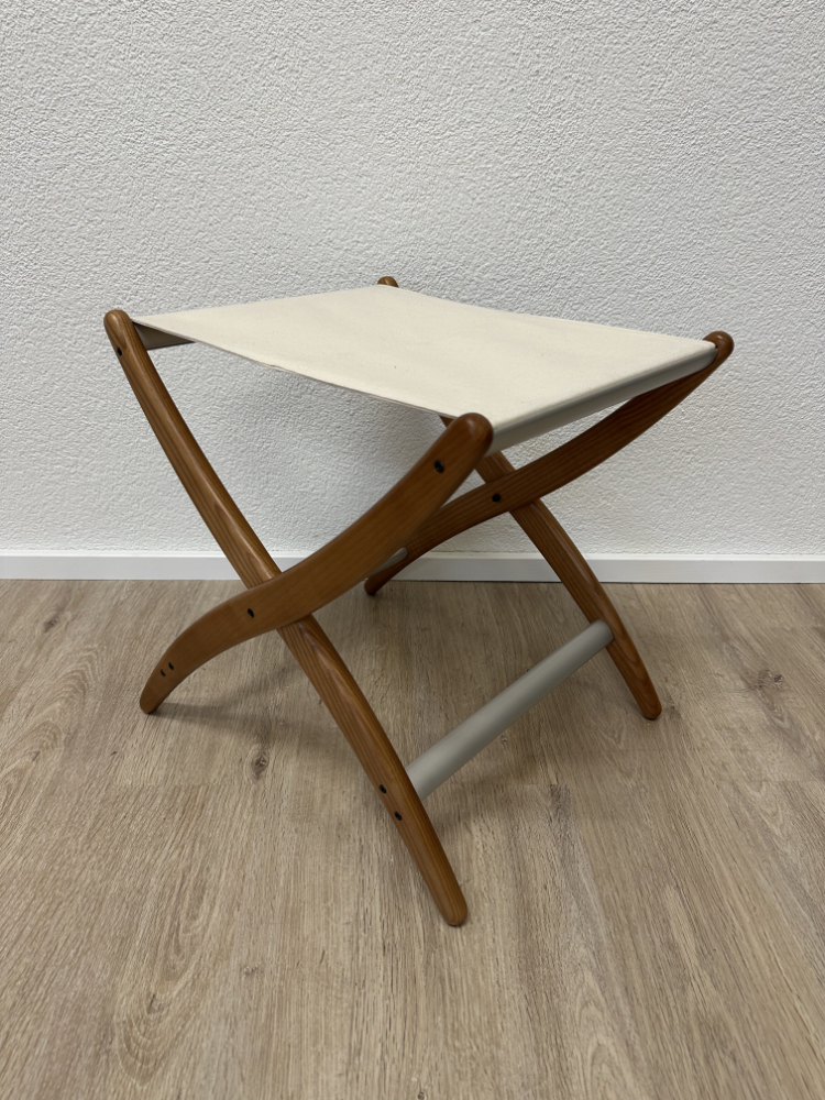 Design Kofferablage STUA aus Holz mit Stoffauflage (Made in Spain) – Bild 2