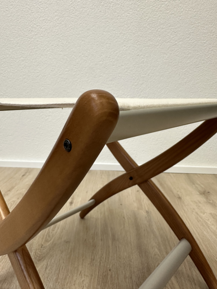 Design Kofferablage STUA aus Holz mit Stoffauflage (Made in Spain) – Bild 7