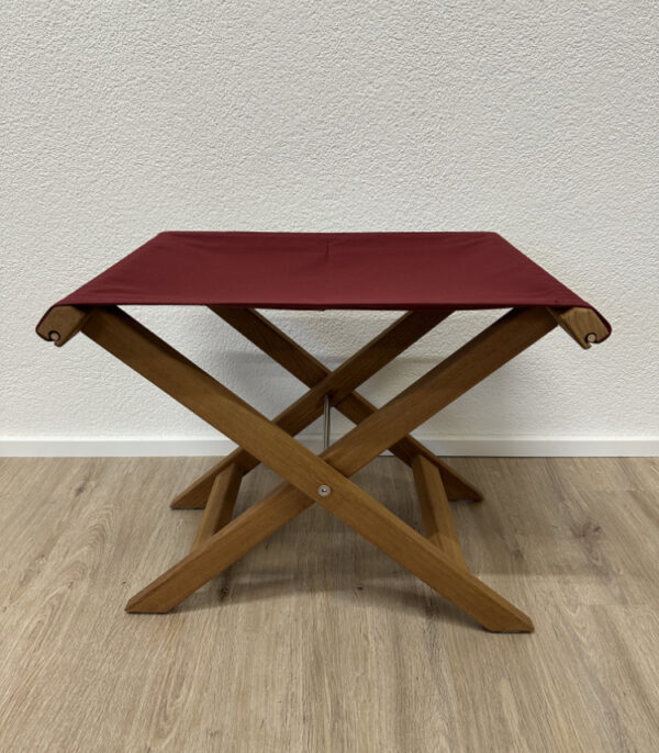 Klassische Kofferablage aus Holz mit bordeauxroter Stoffbespannung