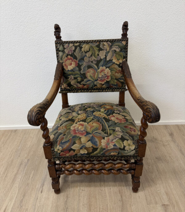 Antiker Barock Armlehnstuhl aus Eiche mit Gobelin und Löwen Schnitzerei