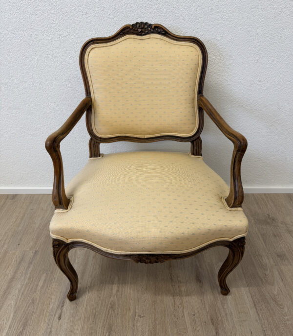 Antike Louis XV Fauteuil, Armlehnenstuhl aus Nussbaumholz mit Federpolsterung