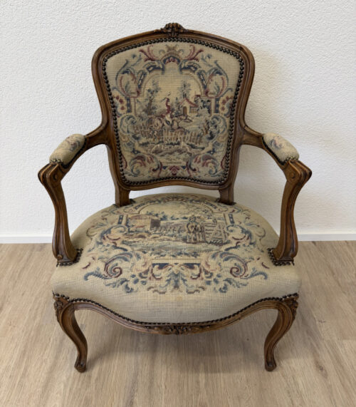 Antiker Louis XV Fauteuil/ Sessel mit Gobelin Bezug und Ziernägeln, ca. Mitte 20. Jahrhundert