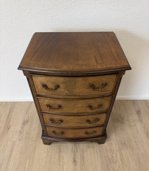Antike englische Mahagoni Kommode mit geschwungener Front, um 1920