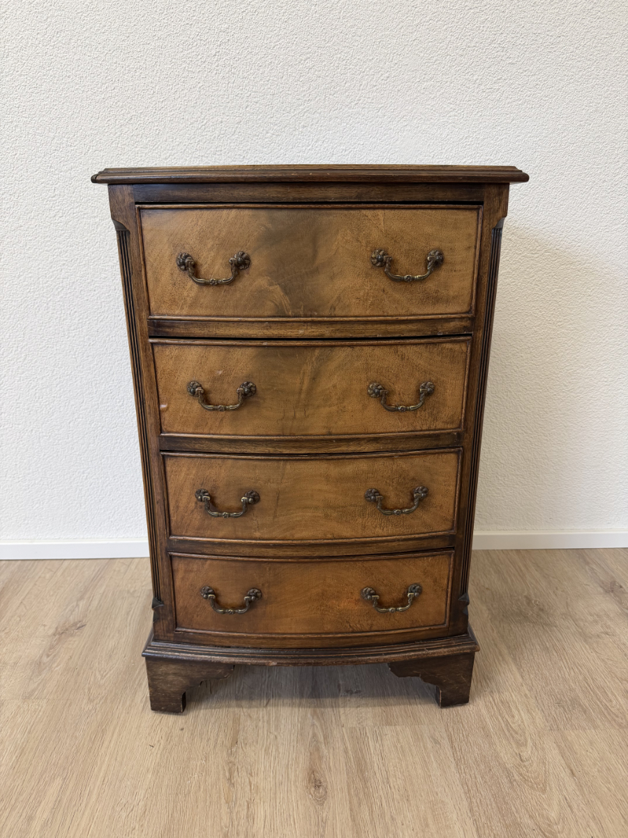 Antike englische Mahagoni Kommode mit geschwungener Front, um 1920 – Bild 2