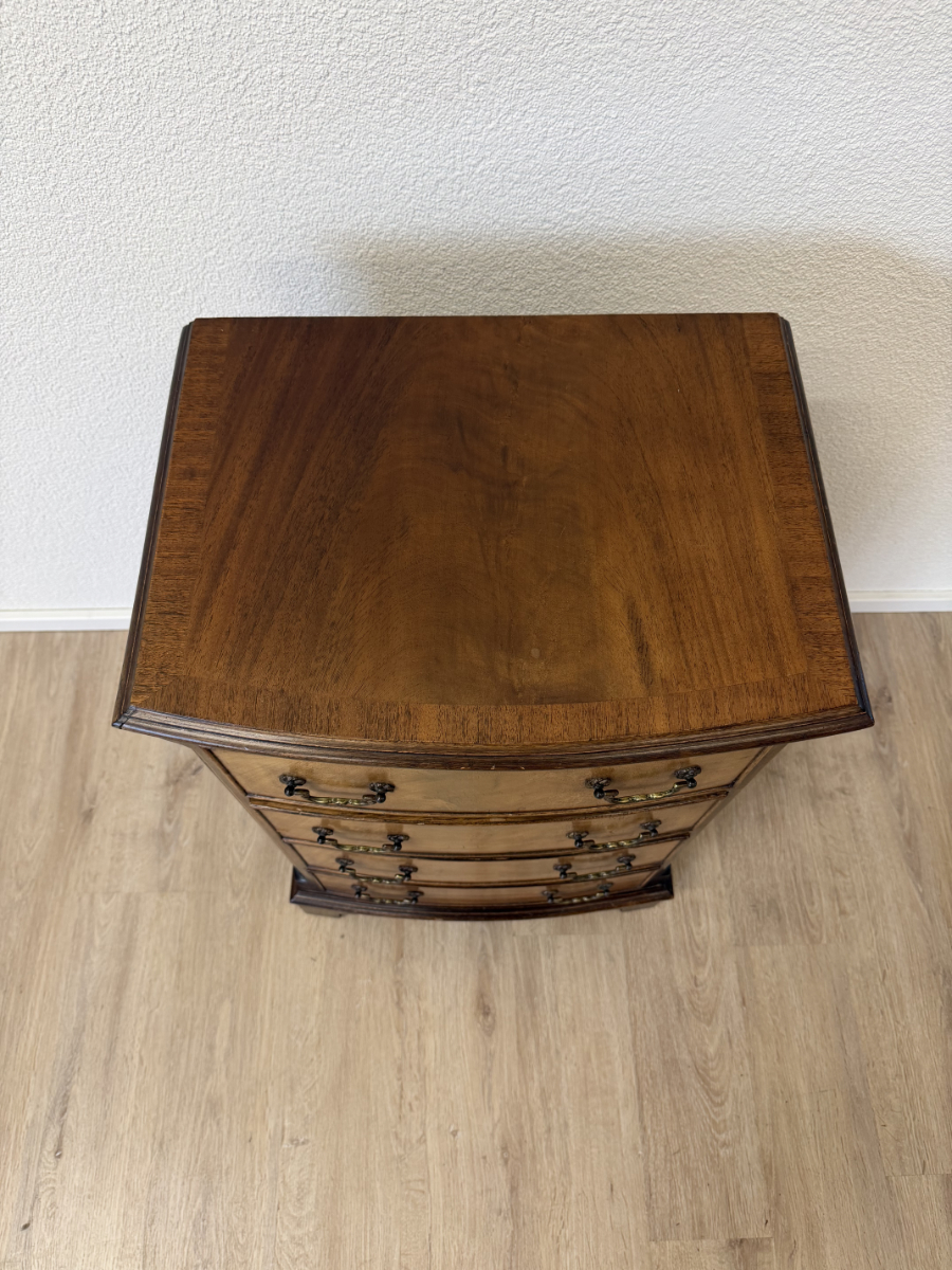 Antike englische Mahagoni Kommode mit geschwungener Front, um 1920 – Bild 3