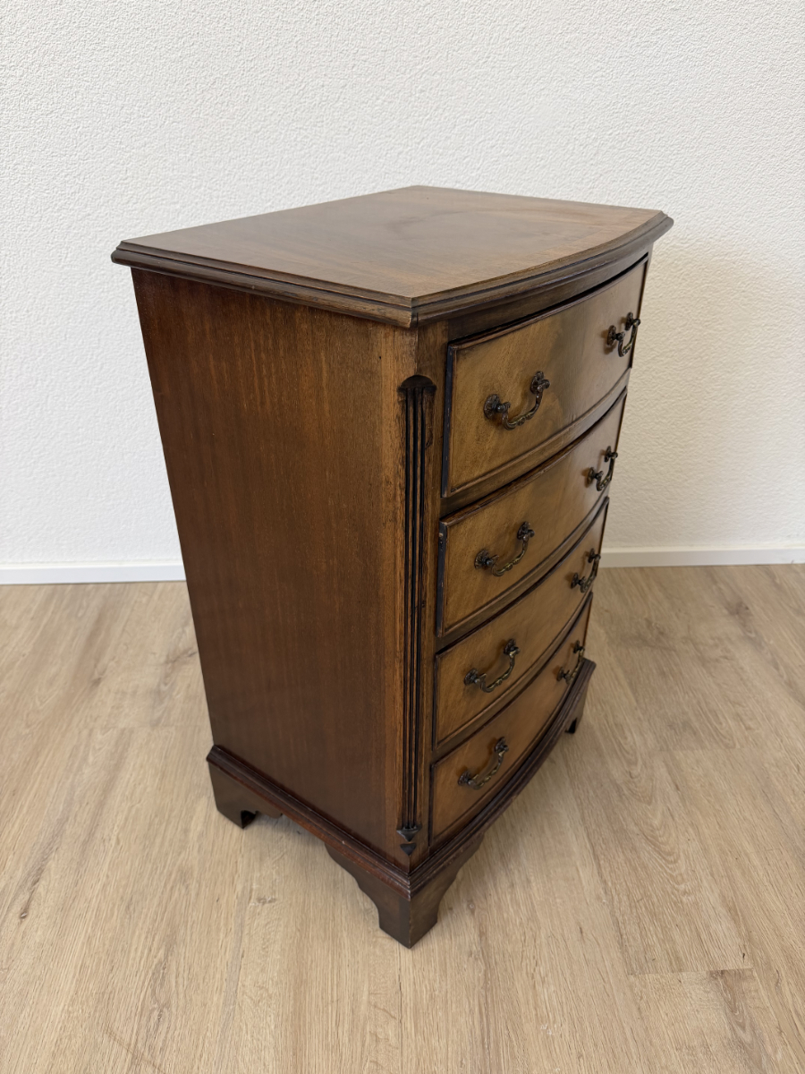 Antike englische Mahagoni Kommode mit geschwungener Front, um 1920 – Bild 4