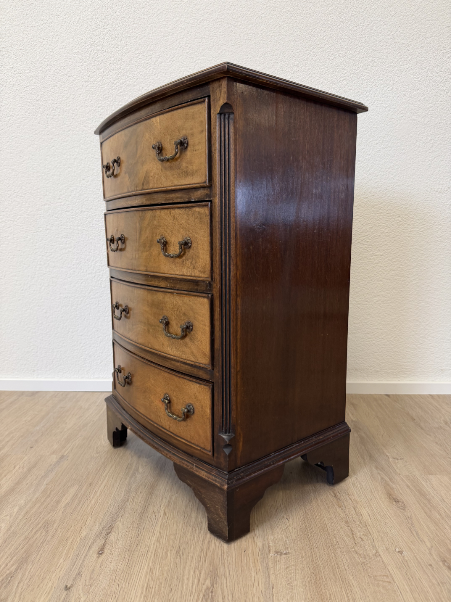 Antike englische Mahagoni Kommode mit geschwungener Front, um 1920 – Bild 6
