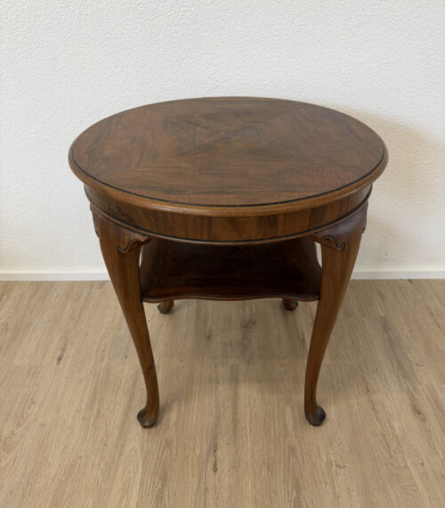 Antiker Beistelltisch im Louis-XV-Stil aus Nussbaumholz