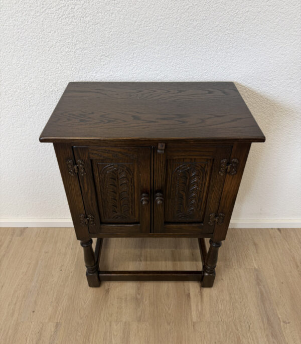 Vintage englisches Beistellschränkchen von Jaycee Furniture aus Eiche mit Schnitzdekor, um 1960