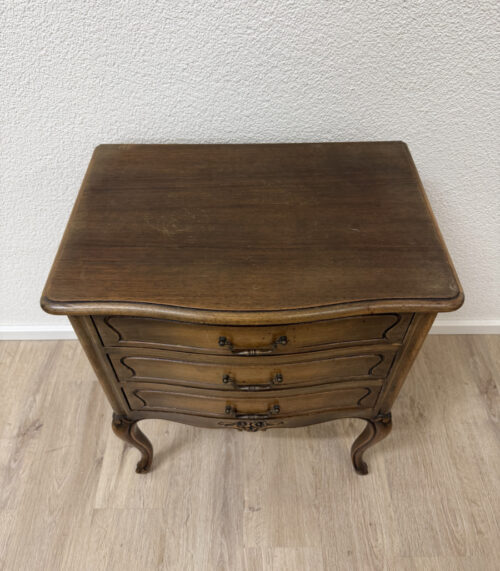 Vintage Louis XV Nachttisch / kleine Kommode mit drei Schubladen