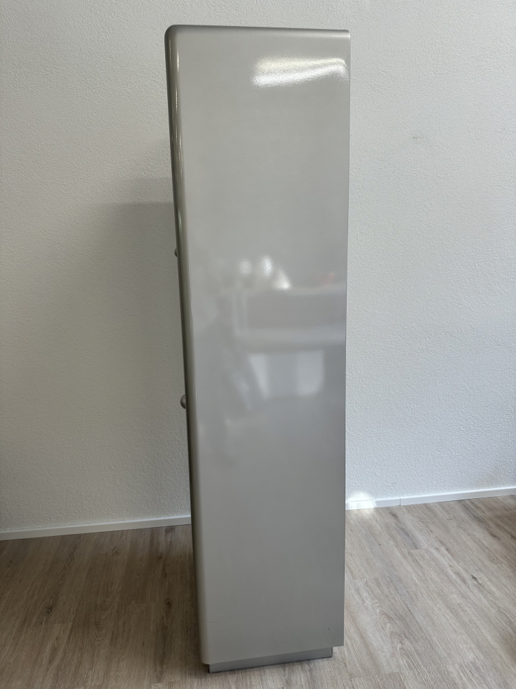 Schmaler Metall Vitrinenschrank mit Glastür und Unterfach in Hellgrau – Bild 2