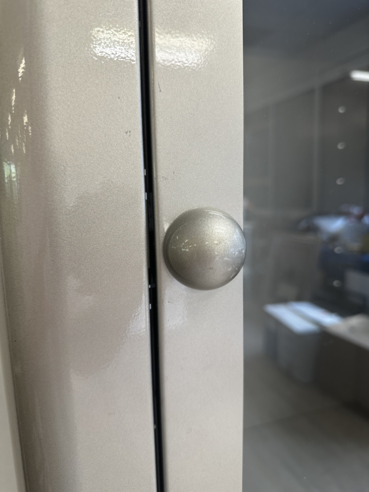 Schmaler Metall Vitrinenschrank mit Glastür und Unterfach in Hellgrau – Bild 5