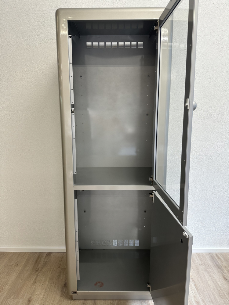 Schmaler Metall Vitrinenschrank mit Glastür und Unterfach in Hellgrau – Bild 7