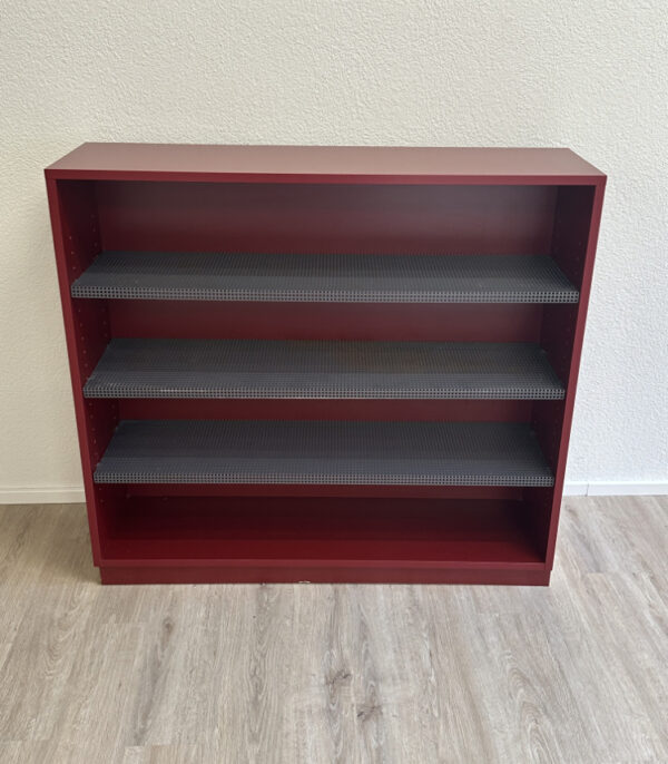 Modernes Industrial Schuhregal in Bordeauxrot mit Metallgitterböden