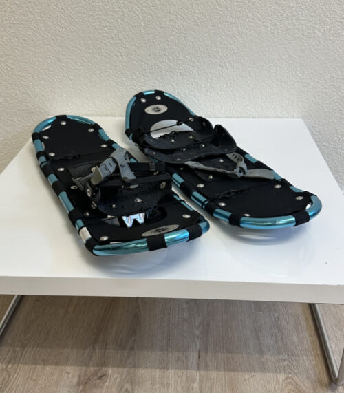 Moderne Schneeschuhe Adventuridge mit Steighilfe und Riemenbindung