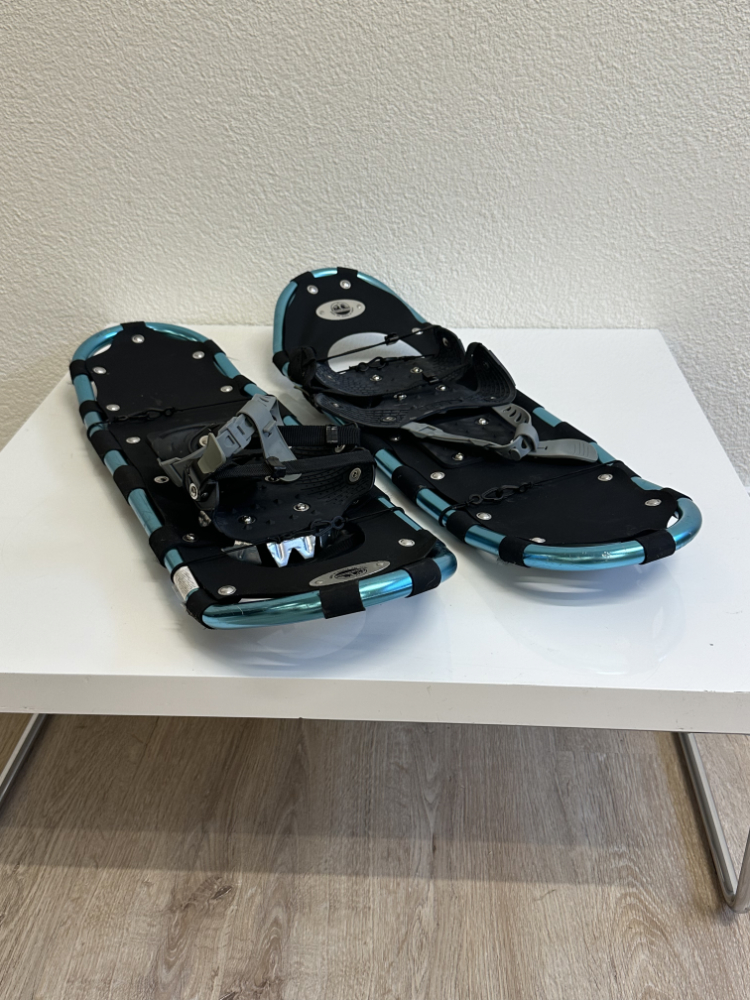 Moderne Schneeschuhe Adventuridge mit Steighilfe und Riemenbindung