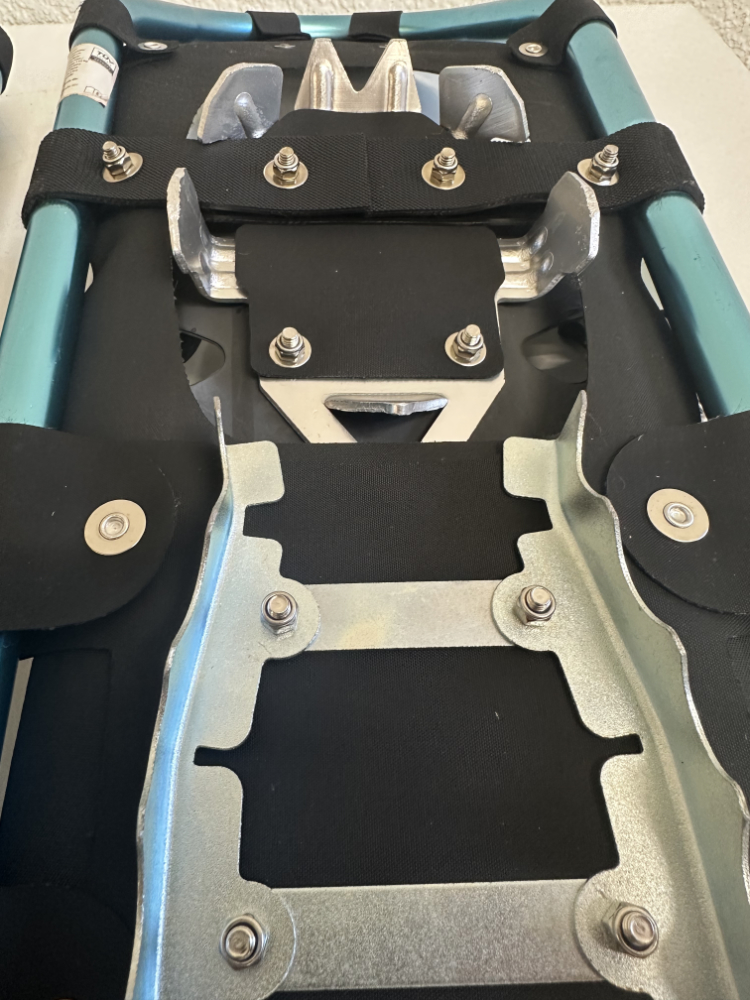 Moderne Schneeschuhe Adventuridge mit Steighilfe und Riemenbindung – Bild 4