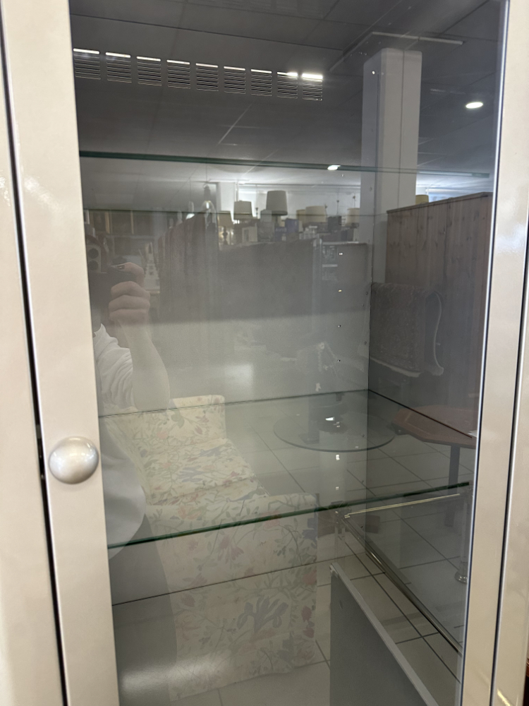 Schmaler Metall Vitrinenschrank mit Glastür und Unterfach in Hellgrau – Bild 8