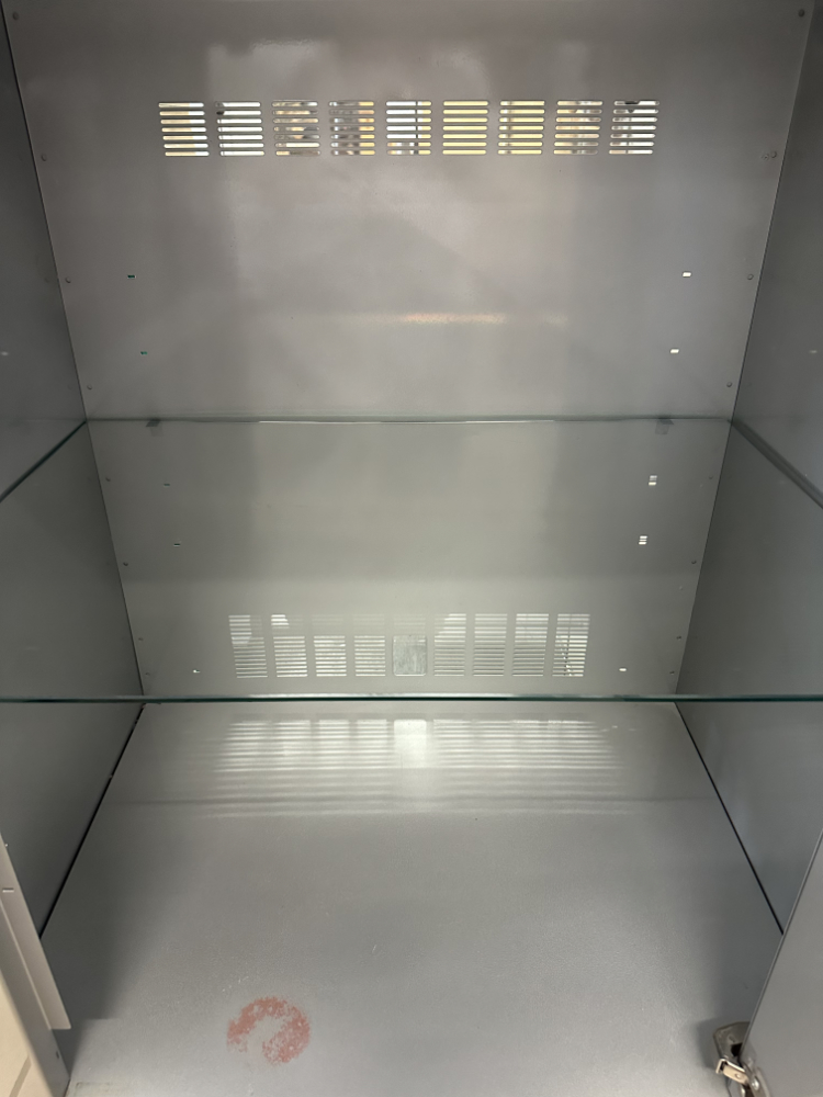 Schmaler Metall Vitrinenschrank mit Glastür und Unterfach in Hellgrau – Bild 10