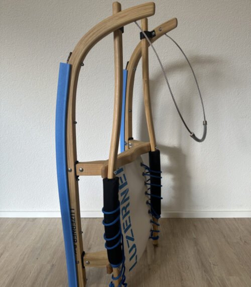 Luzerner Rodel "Der Allrounder" aus Eschenholz mit Stahlkufen und Lenkseil, Caritas Luzern