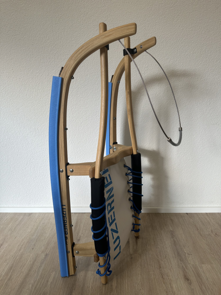 Luzerner Rodel "Der Allrounder" aus Eschenholz mit Stahlkufen und Lenkseil, Caritas Luzern