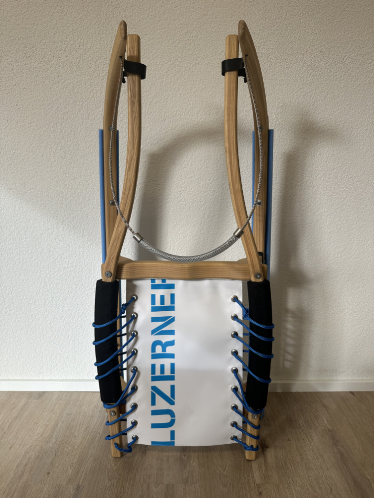 Luzerner Rodel "Der Allrounder" aus Eschenholz mit Stahlkufen und Lenkseil, Caritas Luzern – Bild 2