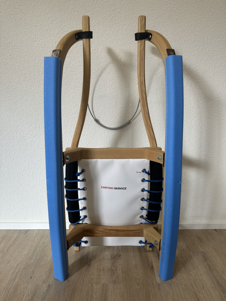 Luzerner Rodel "Der Allrounder" aus Eschenholz mit Stahlkufen und Lenkseil, Caritas Luzern – Bild 3